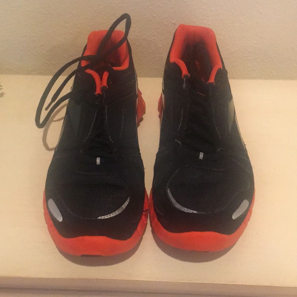 Woman size7 gym shoes. Reebok very comfortable